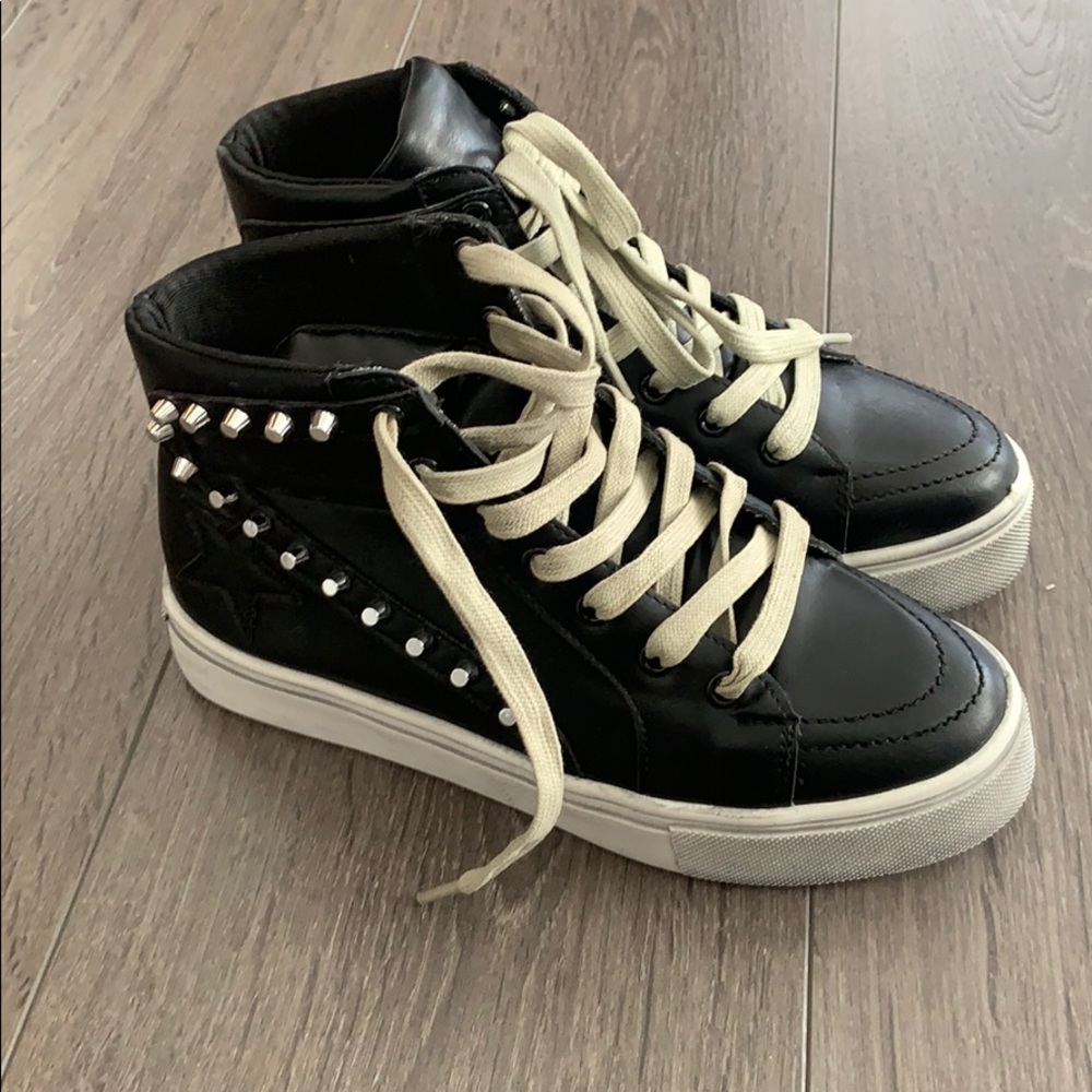 Vici sneakers. Size 5.5. New.